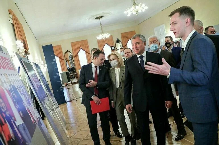 Фотовыставка о волонтерах открылась в Госдуме