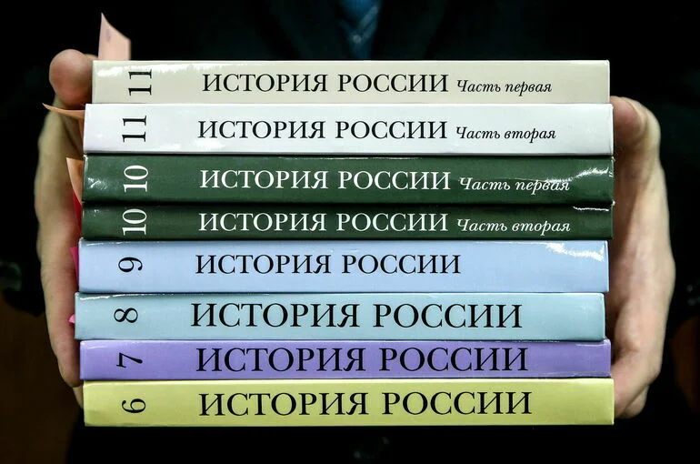 Школьным учебникам выставят оценки