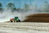 Путин поручил снизить зависимость аграриев от импортной продукции