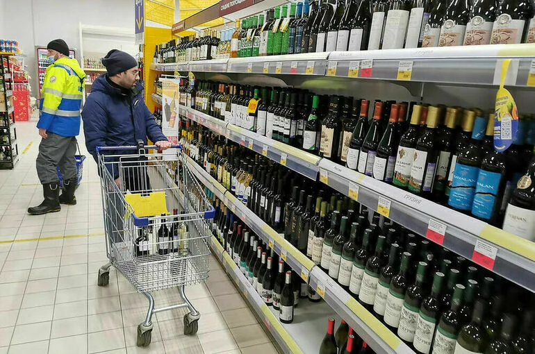 За продажу крепкого алкоголя в пластике будут штрафовать