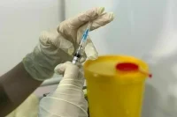 Минздрав: внесение вакцинации от COVID-19 для подростков в календарь прививок не делает её обязательной