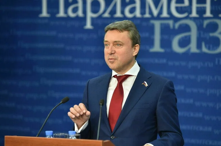 Срок предоставления документов об отказе госслужащих от вида на жительство продлили на год