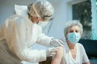 Минздрав изменил перечень противопоказаний для вакцинации от COVID-19