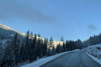 В Крыму на серпантине в снежном заносе застряло более 30 автомобилей