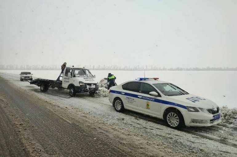 Попавшим в снежные заносы автомобилистам на Кубани помогают сотрудники ДПС