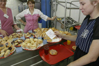 В Минпросвещения рассказали, как родителям попасть в школьные столовые