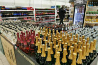 Продажу алкоголя предложили запретить в 100 метрах от школ