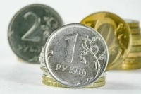 Курс рубля повысился к доллару и евро