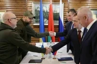 Члены делегаций РФ и Украины пожали руки перед возобновлением переговоров