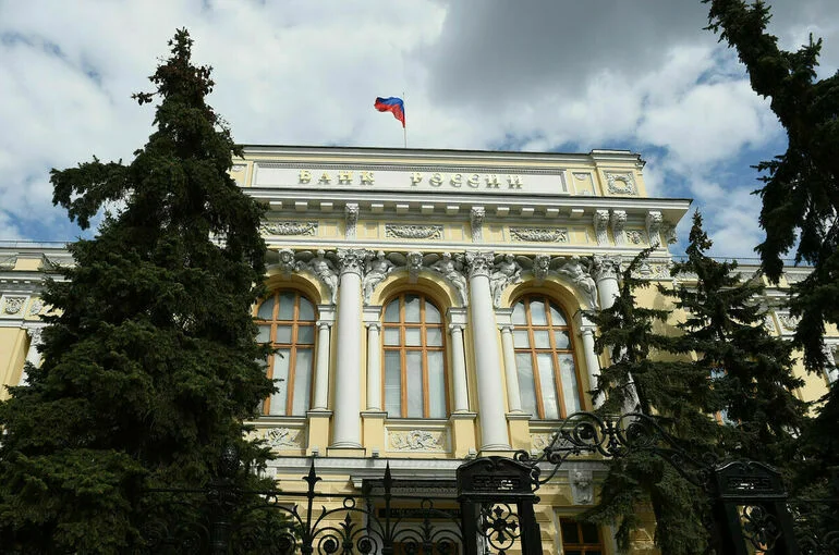 Банк России снизил комиссию на операции по покупке валюты на бирже для россиян