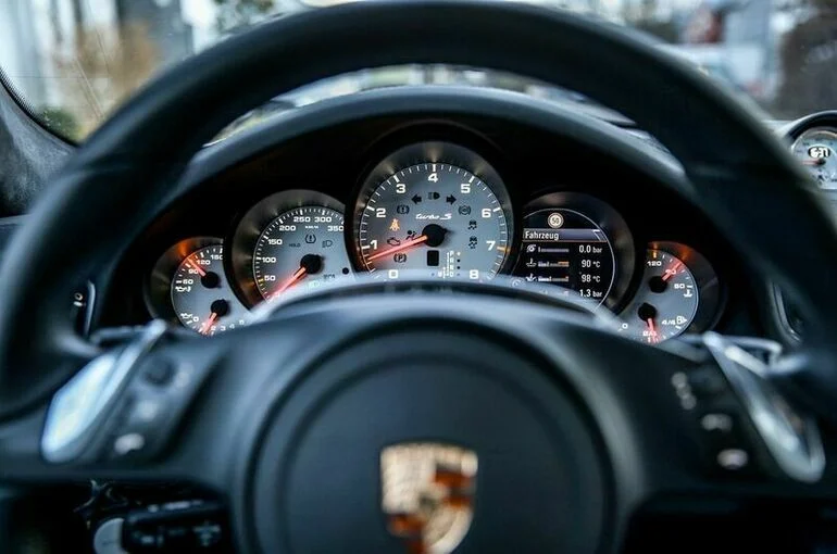 Компания Porsche остановила поставки автомобилей в Россию