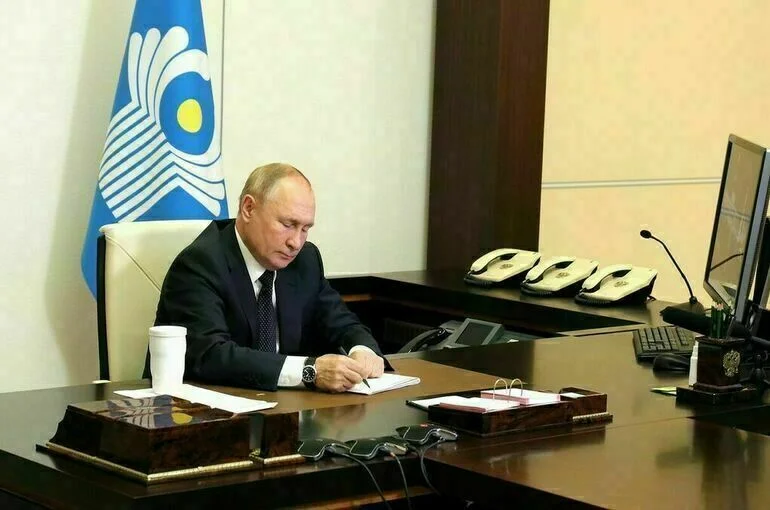 Путин подписал закон о наказании за фейки о военных