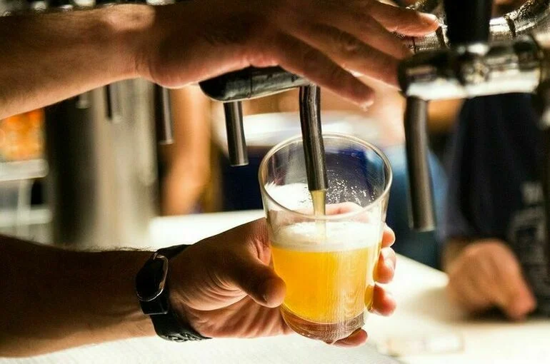 Heineken приостанавливает экспорт пива в Россию