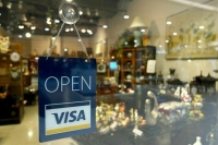 Visa на сутки продлила действие платежного клиринга по российским картам