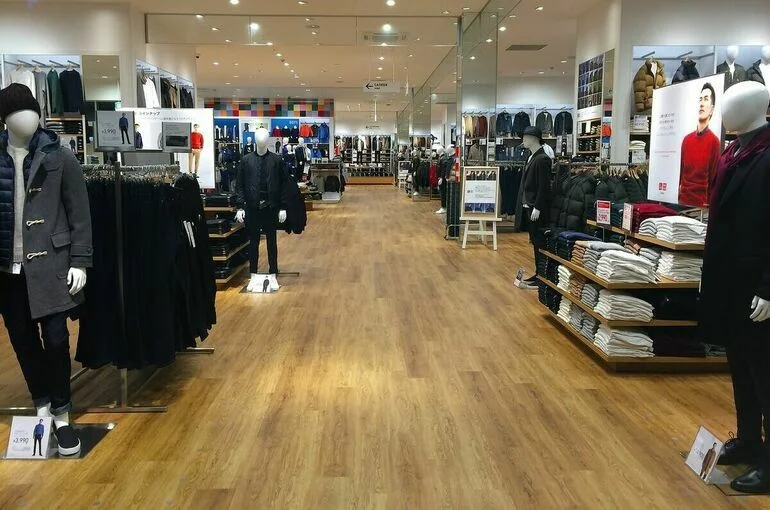 Производитель одежды Uniqlo приостановит деятельность в РФ 