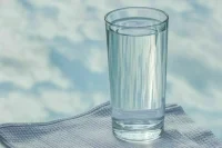 Врач объяснил, почему пищу лучше не запивать водой