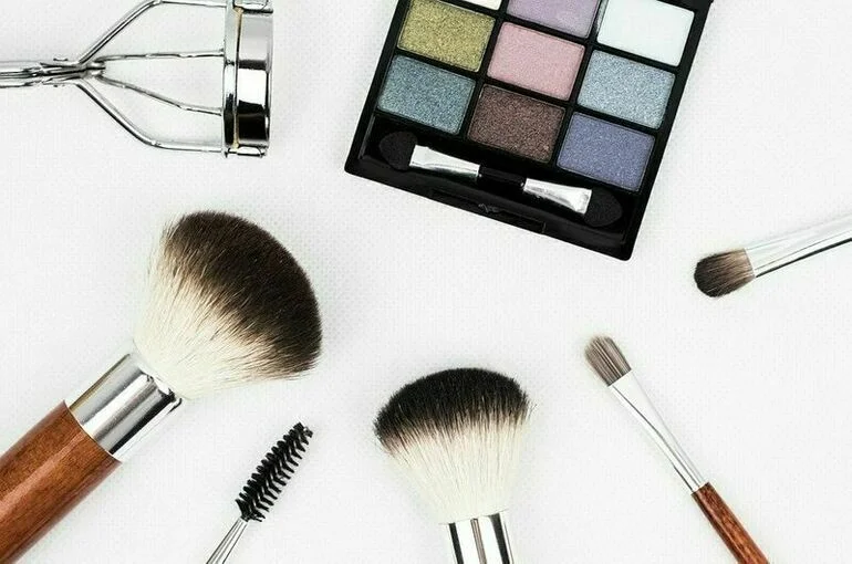 Oriflame приостанавливает инвестиции в России