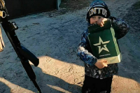 Под Киевом российские военные помогли ребенку с продуктами