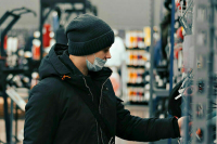 Сеть Decathlon приостанавливает работу в России