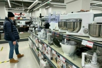 Россиянам посоветовали временно отказаться от лишних покупок