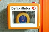 Дефибрилляторы предлагают использовать при оказании первой помощи
