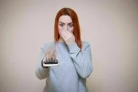 Врач объяснила, как лечить облысение после COVID-19   