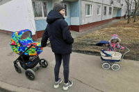 Пособие по уходу за ребенком хотят сохранять при выходе мамы на полставки