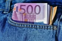 Центробанк разрешил банкам продавать наличную валюту россиянам