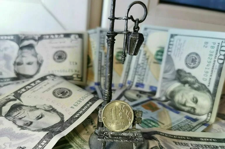 Рубль теряет 2-3 процента к евро и доллару на Мосбирже