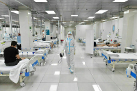 Медикам продолжат выплачивать компенсации за работу с больными COVID-19