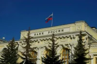 ЦБ временно разрешил банкам продавать валюту россиянам