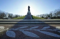 Советский мемориал в Трептов-парке Берлина вновь осквернили вандалы