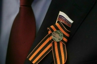 Волонтеры раздали георгиевские ленточки депутатам Госдумы