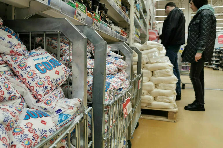 В России продолжают дешеветь сахар и бензин