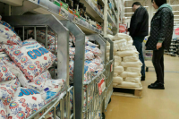 В России продолжают дешеветь сахар и бензин