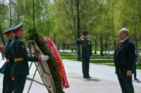 Зюганов возложил цветы к Могиле Неизвестного Солдата