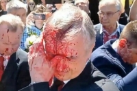 На посла РФ в Польше напали во время возложения цветов на кладбище