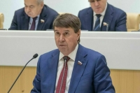 Цеков предложил запретить упоминать в СМИ имена покинувших РФ артистов