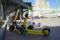 Для владельцев мощных электросамокатов предложили ввести права