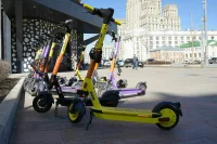 Для владельцев мощных электросамокатов предложили ввести права