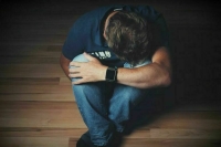 Врач объяснил вред от чтения плохих новостей   