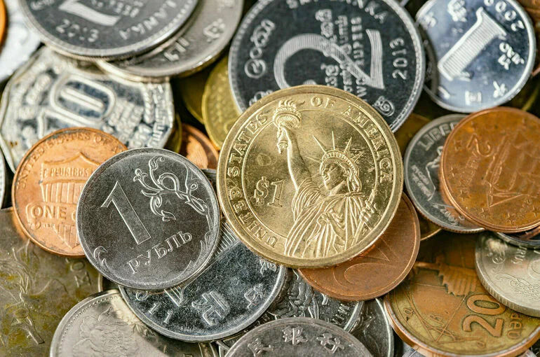 Курс евро опустился ниже 62 рублей впервые с мая 2017 года