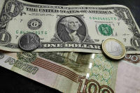 Рубль усилил падение к доллару и евро