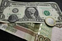 Рубль усилил падение к доллару и евро