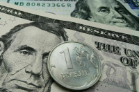 Курс доллара опустился ниже 57 рублей