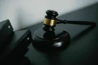 Рассмотрение судами дел с участием граждан недружественных стран хотят упорядочить