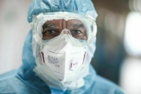 Врачам при приеме больных оспой обезьян предписали надевать противочумный халат