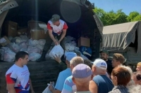 В Мелитополь доставили большую партию книг и подарки для новорожденных