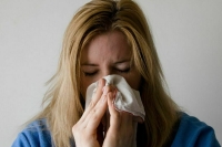 Врач рассказал о средствах защиты во время цветения тополя