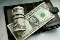 Доллар на Мосбирже достиг уровня 2015 года